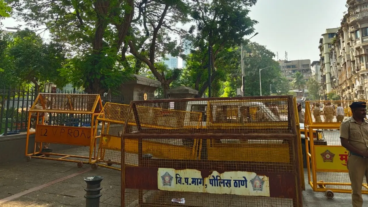 Mumbai Police barricade August Kranti Maidan, detain protesters in Grant Road Protesters were detained and taken to Gamdevi Police Station, sources said. Pic/Ritika Gondhalekar