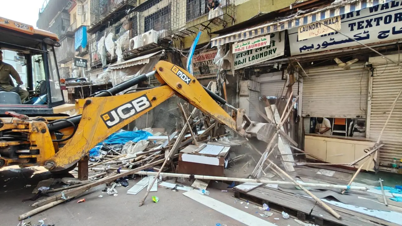 BMC ‘Pedestrian First’ campaign: 144 stalls cleared from Sabu Siddik Road, Musafirkhana in two days The latest action followed a drive on Wednesday, when the civic body removed 92 unauthorised stalls from Sabu Siddik Road and the Musafirkhana area. Pic/ BMC