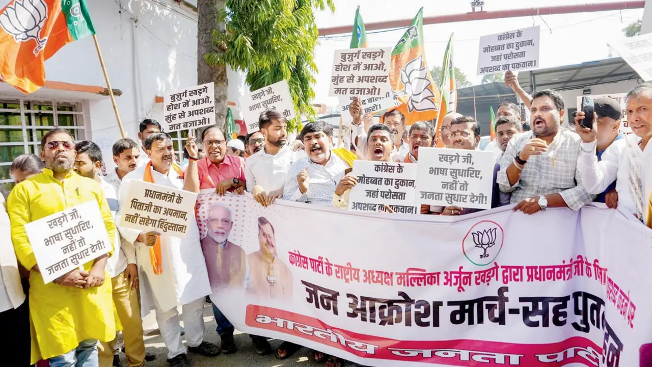 Kharge’s remarks on Modi triggers BJP protests across multiple cities BJP workers in Patna stage a protest against Congress chief Mallikarjun Kharge. PIC/PTI