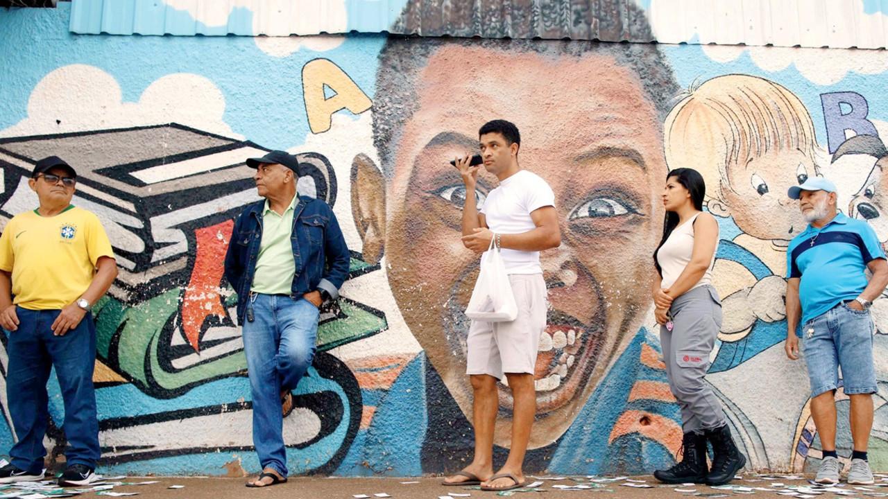 Brazil votes as Lula faces Flavio Bolsonaro in presidential race Voters wait for the polling station to open at Cidade Estrutural, on the outskirts of Brasilia, Brazil, on Sunday. PIC/AFP
