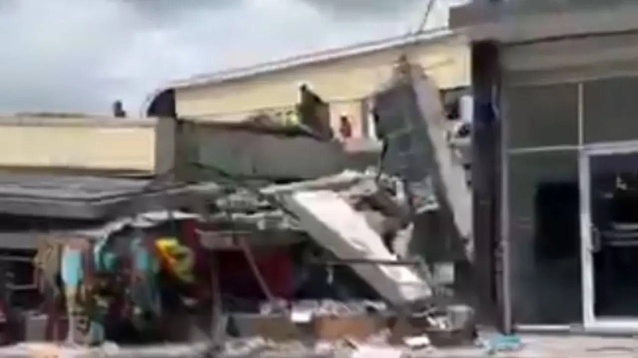 Vanuatu earthquake: Tsunami warning lifted after 6.9-magnitude quake off Pacific island Buildings collapsed in Port Vila, Vanuatu after strong 7.4 earthquake (Pic/X@DisastersAndI)