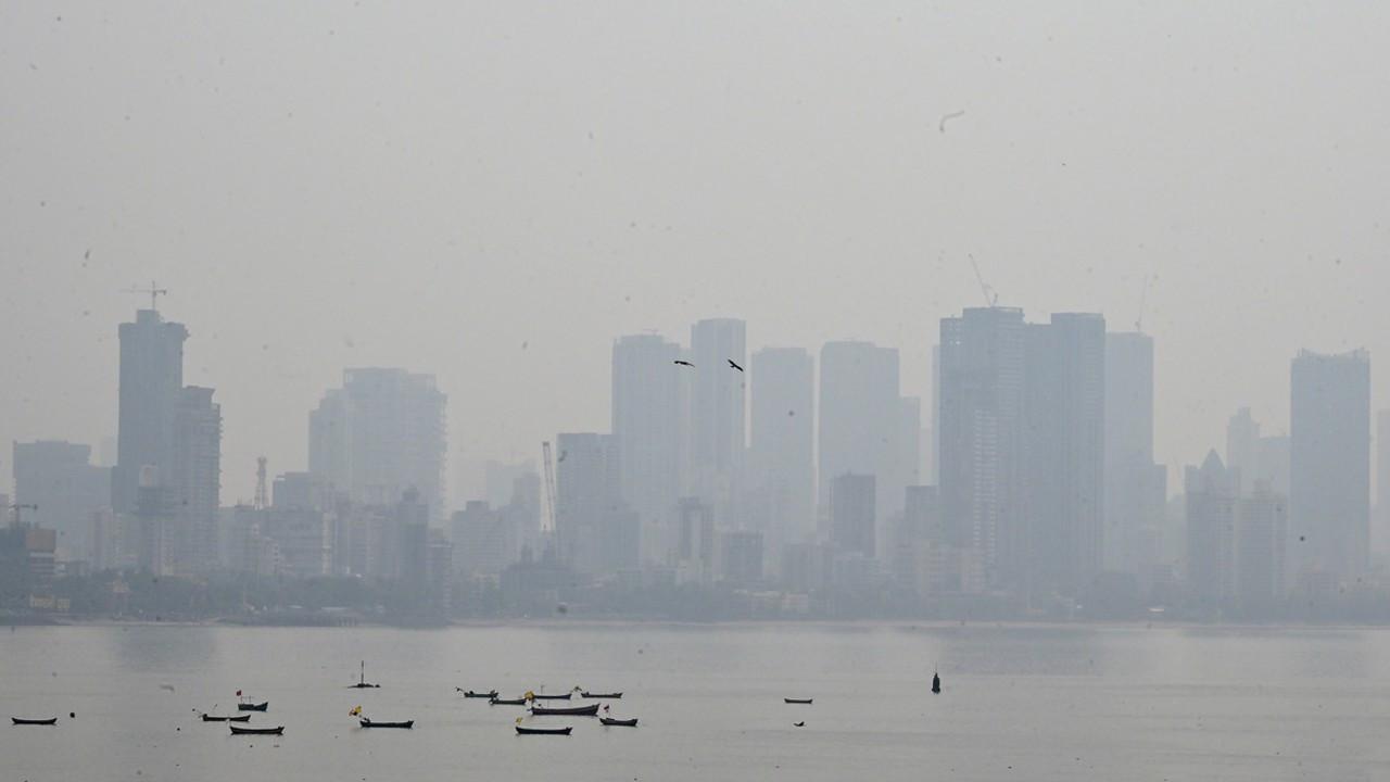 Mumbai: Cyclone Arnab may bring cooler weather, but air quality concerns remain The haze seen from Bandra Reclamation on Monday. PIC/SATEJ SHINDE