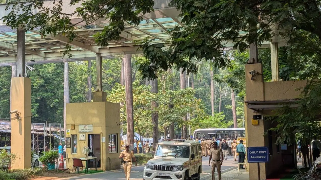 Mumbai Police detain protesters outside IIT Bombay, take16 students from campus Students claimed that they were being taken to a police station located farther from Powai. Pic/ Aditi Alurkar