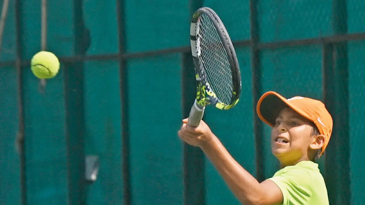 MSSA inter-school tennis tournament: Jamnabai’s Yuvaan storms into final Jamnabai Narsee’s Yuvaan Bajaj during his semi-final victory on Tuesday. Pic/Ashish Raje