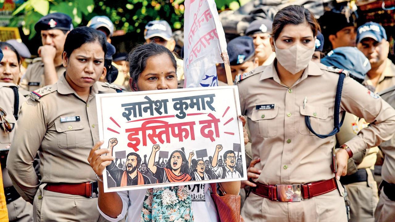 Delhi Police denotify Jantar Mantar as a designated protest site Police personnel watch activists during a protest demonstration demanding CEC’s resignation. Pic/PTI
