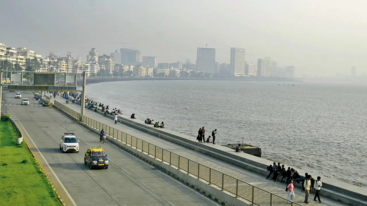 Mumbai set for warmer October start as temperatures may touch 35 degrees Celsius this weekend A hazy afternoon at Marine Drive on Thursday. Pic/Ashish Raje