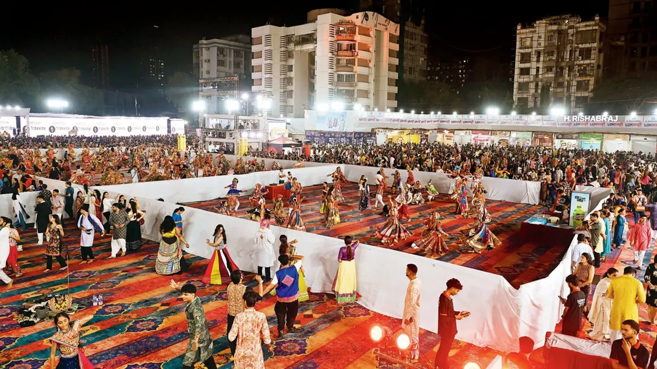 Mumbai Garba theft: Six phones stolen at Borivli Garba event; police arrest two Revellers dance the night away during a Navratri Garba event at Kora Kendra Ground No. 1, Borivli West. Pics/Satej Shinde