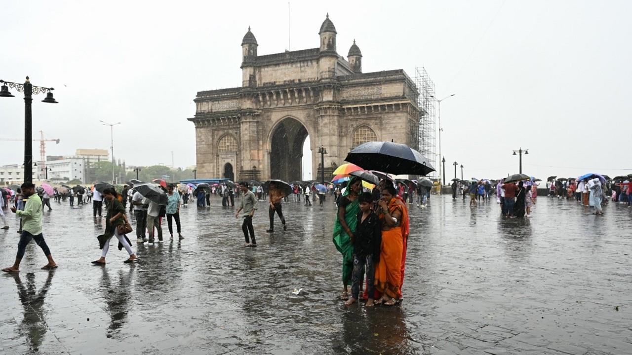 Mumbai weather: Partly cloudy skies, light rain likely in city and suburbs File Photo
