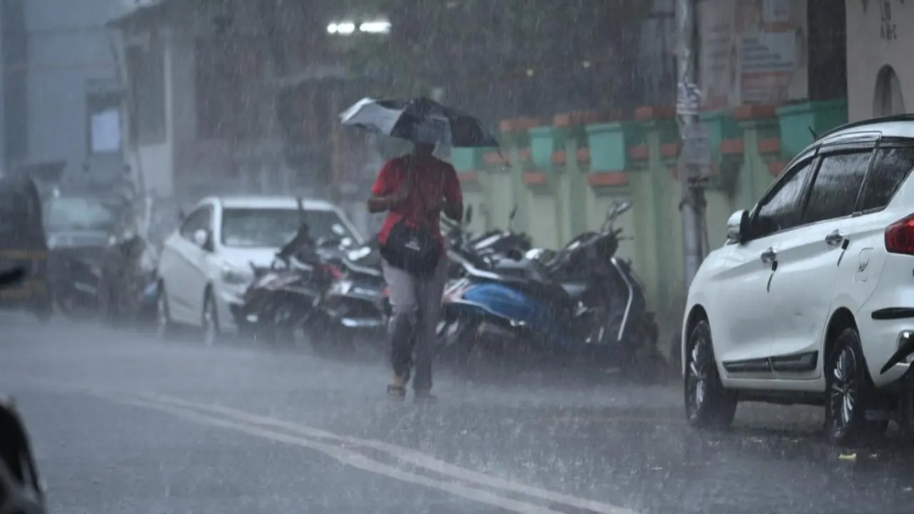 Mumbai weather: Rain returns for second day as temperatures remain above normal File Photo