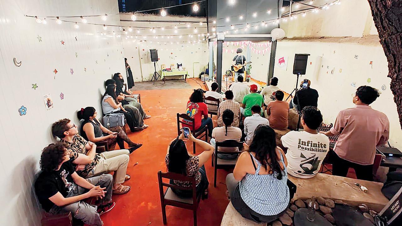 A previous gathering under a tree at the Thane venue. PIC COURTESY/ATRANGI KATTA