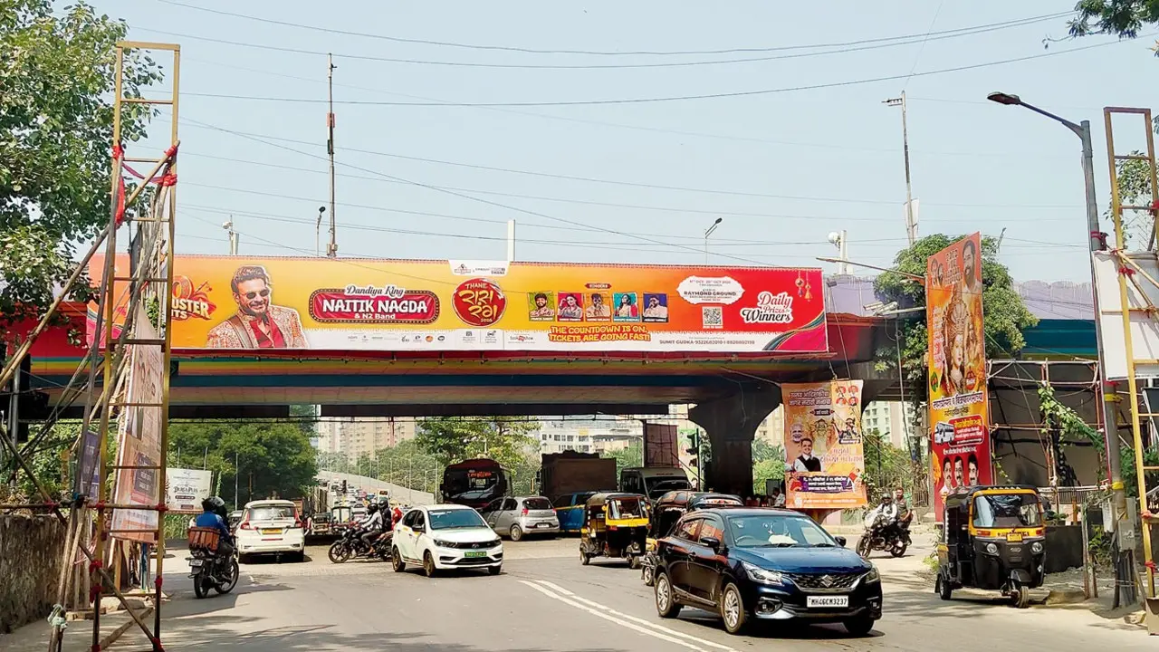 Religious, political, and commercial flexes in Vikhroli East