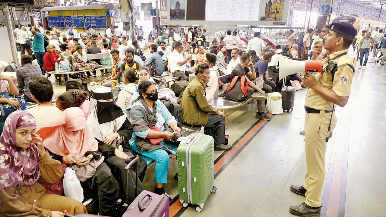 Passengers are stranded at Chhatrapati Shivaji Maharaj Terminus after Central Railway cancelled the Hazrat Nizamuddin Rajdhani Express and nearly two dozen Delhi-bound trains ahead of Cockroach Janata Party&rsquo;s October 10 protest in the national capital. Pics/Ashish Raje