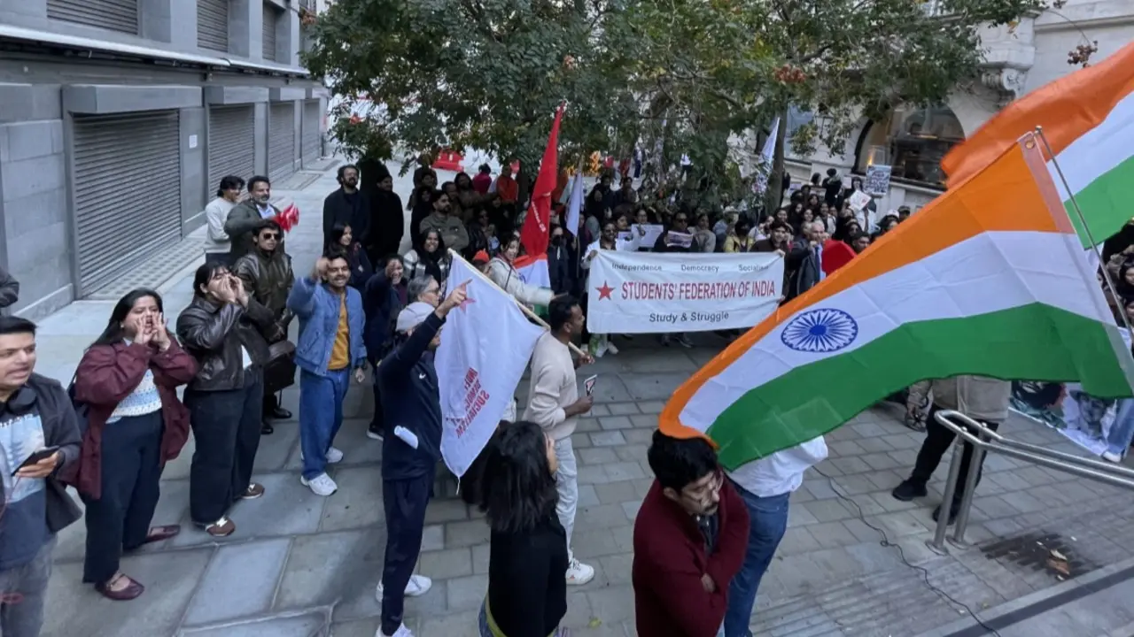 Gli studenti indiani protestano contro la CEC a Londra; Manifestazione dei sostenitori del governo