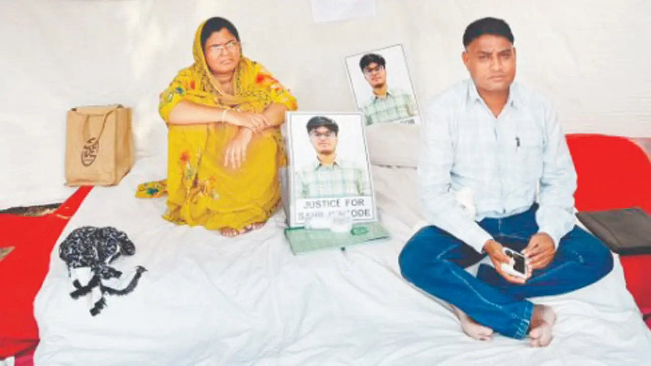 IIT Bombay protests: Students reopen ‘Justice Corner 2.0’ over Sahil Wakode death Sahil’s parents, Ravindra and Sonali Wakode. File pic