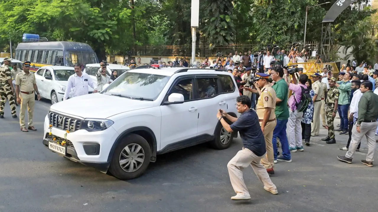 Tiger Shroff firing: Court grants police custody of trio accused as probe widens The car bearing the accused, Rehan, Hritik Kurmi, and Phool Singh, arrives at the Esplanade court on Wednesday. Pics/Ashish Raje