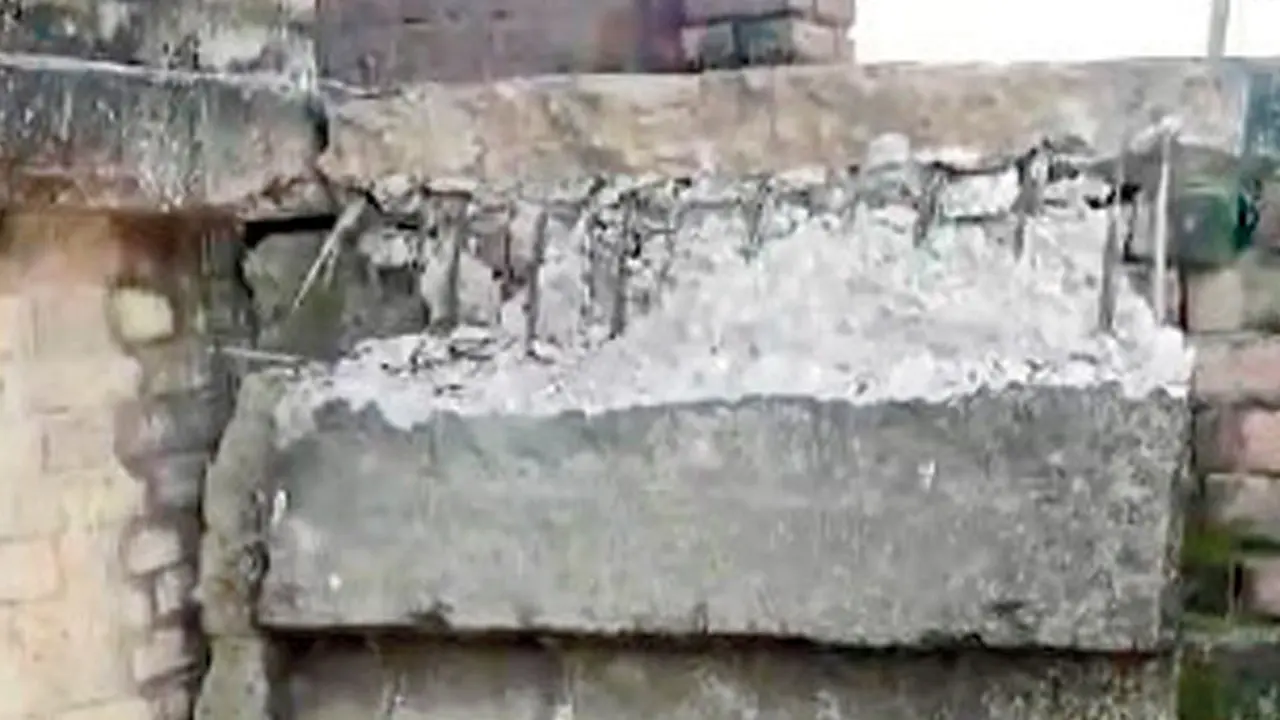 A government school staircase collapsed in Khagaria.  PIC/X/@BiharTakChannel