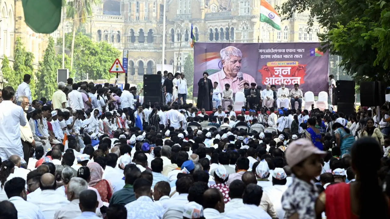 IN PHOTOS: Prakash Ambedkar-led VBA protests in Mumbai over India’s Iran policy VBA had earlier held a meeting with party workers in Akola ahead of its “We Stand With Iran” march in Mumbai. Pics/Ashish Raje