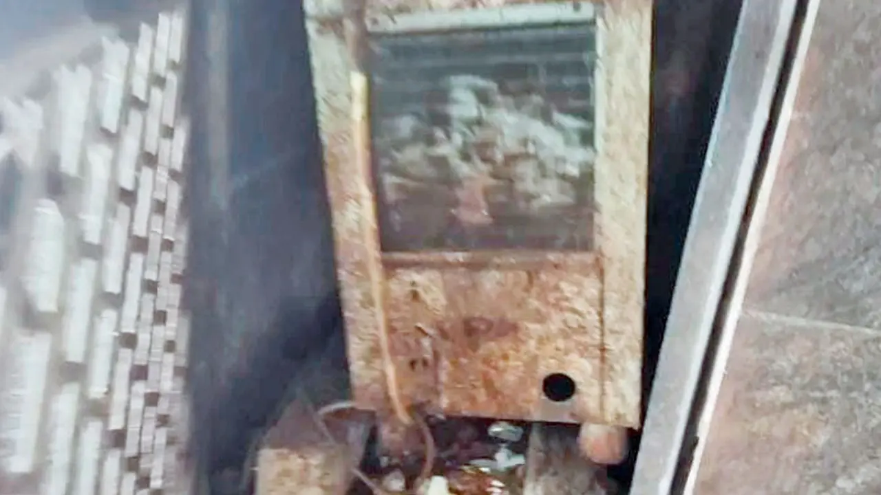 Navi Mumbai: All nine drinking water taps at Vashi station reportedly non-functional, commuters say The defunct drinking water facilities at Vashi railway station. Pics/By Special Arrangement