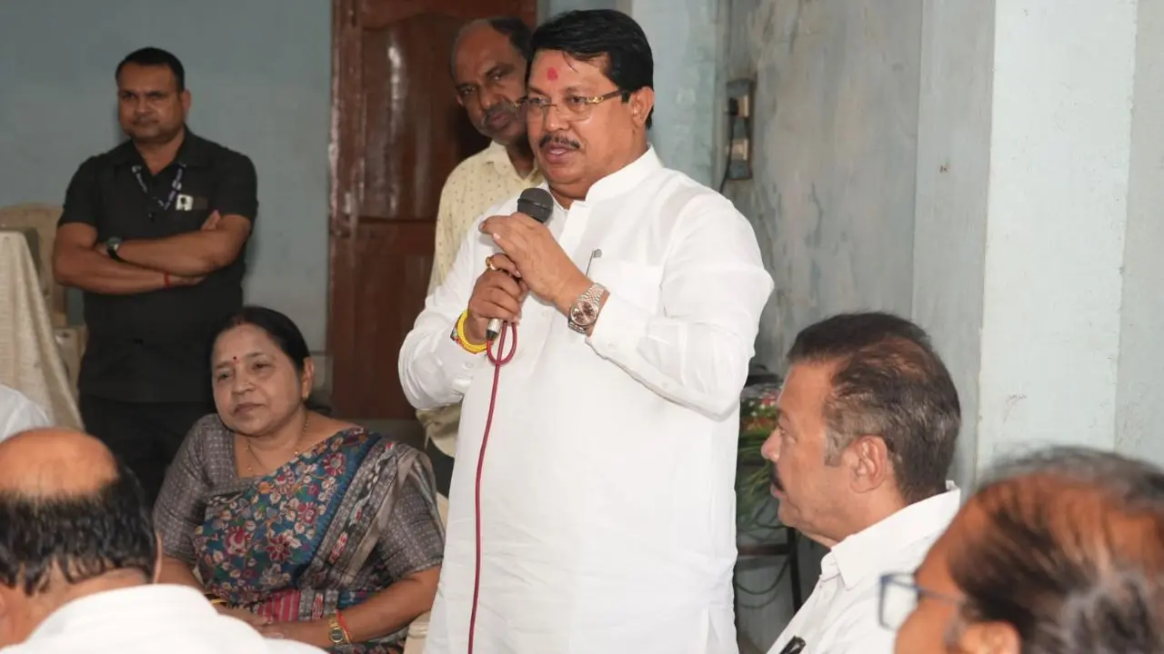 Maharashtra: Congress leader Vijay Wadettiwar targets BJP over inflation, public savings Congress Legislature Party leader Vijay Wadettiwar interacts with teacher voters at Hindi City High School in Chandrapur.