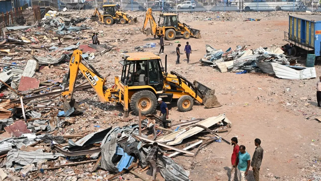IN PHOTOS: WR begins demolition of remaining structures in Garib Nagar These structures had been left untouched during a major demolition drive in May 2026 to allow eligible affected families to be rehabilitated. Pics/Satej Shinde