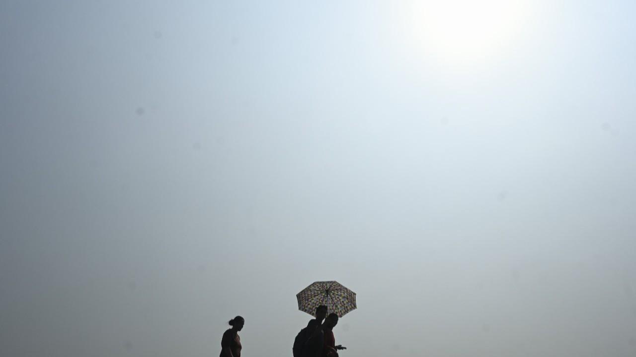 Mumbai, Thane, Palghar to witness hot and humid conditions: IMD Hot and humid conditions were likely in isolated pockets of Mumbai, Thane and Palghar on Sunday, the IMD said. File Pic