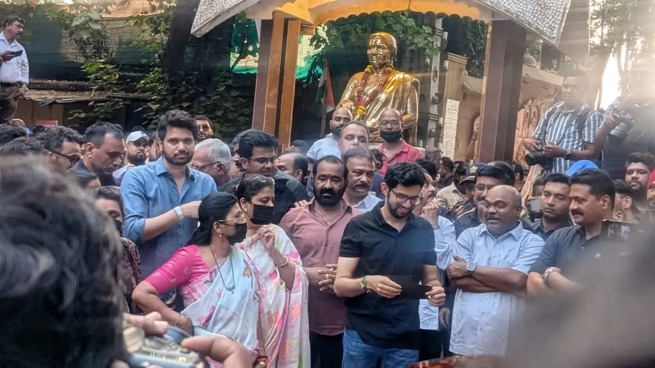 The protest call came a day after Mumbai Police registered a case against 25 people, including Aaditya Thackeray and Maharashtra Navnirman Sena (MNS) leader Amit Thackeray, in connection with a demonstration held outside Shivaji Park Police Station. PIC/ RANJEET JADHAV