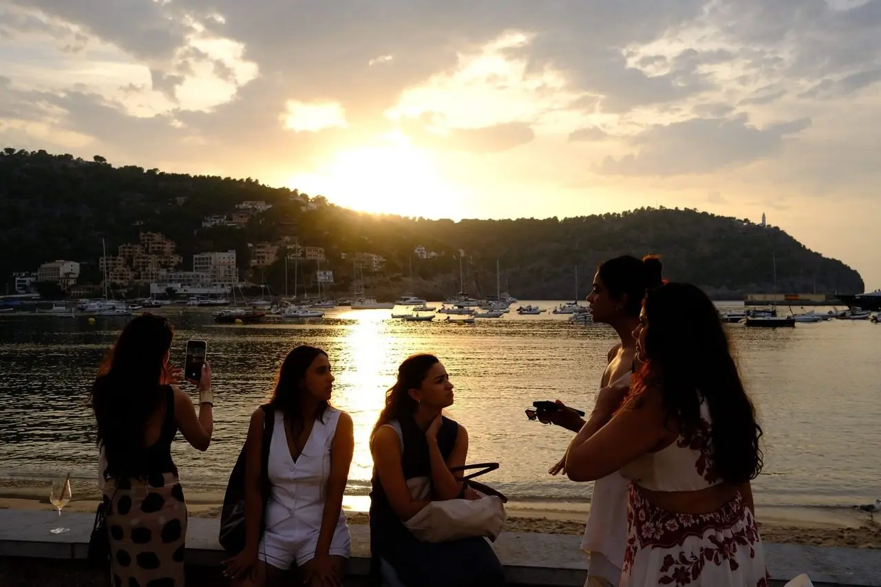 Alia and her girls were seen having a candid chat sitting along the shore enjoying a sunset vacation by the coast in Mallorca. Alia and her girls were seen having a candid chat sitting along the shore enjoying a sunset vacation by the coast in Mallorca.