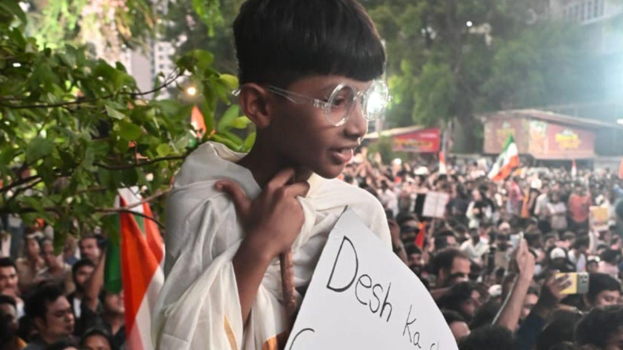 Waving tricolours alongside posters declaring "Gyanu, Tujha Democracy Var Bharosa Nay Kay?", "Gyanesh BRO, JUST RESIGN" and "Gaddaar Gyaanu Must Go", activists from groups such as Student Federation of India (SFI) and youngsters thronged the area Waving tricolours alongside posters declaring "Gyanu, Tujha Democracy Var Bharosa Nay Kay?", "Gyanesh BRO, JUST RESIGN" and "Gaddaar Gyaanu Must Go", activists from groups such as Student Federation of India (SFI) and youngsters thronged the area