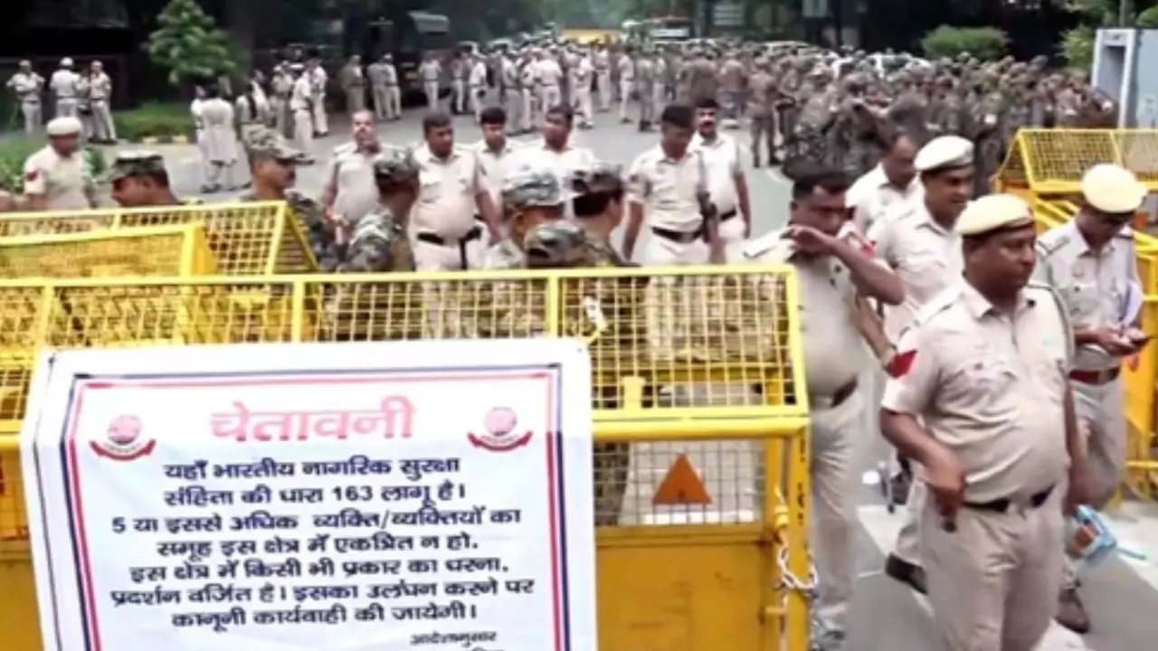 CJP protest: Delhi deploys 25,000 personnel, Metro services face restrictions Security personnel maintain vigil at Jantar Mantar amid heightened security. (Pic/ PTI)