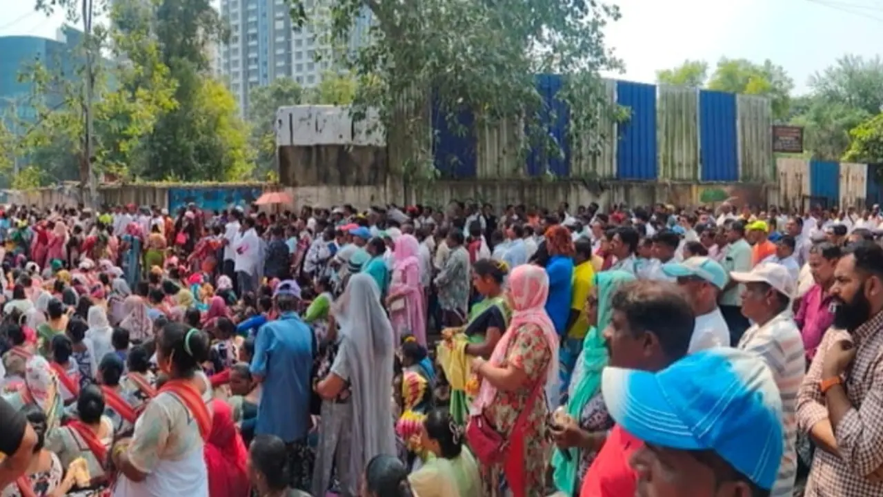Manori desalination project: Police stop buses carrying protesting fishermen, says committee A march to the Suburban Collector’s Office in Bandra East was called by the fishermen community. Pic/Special Arrangement