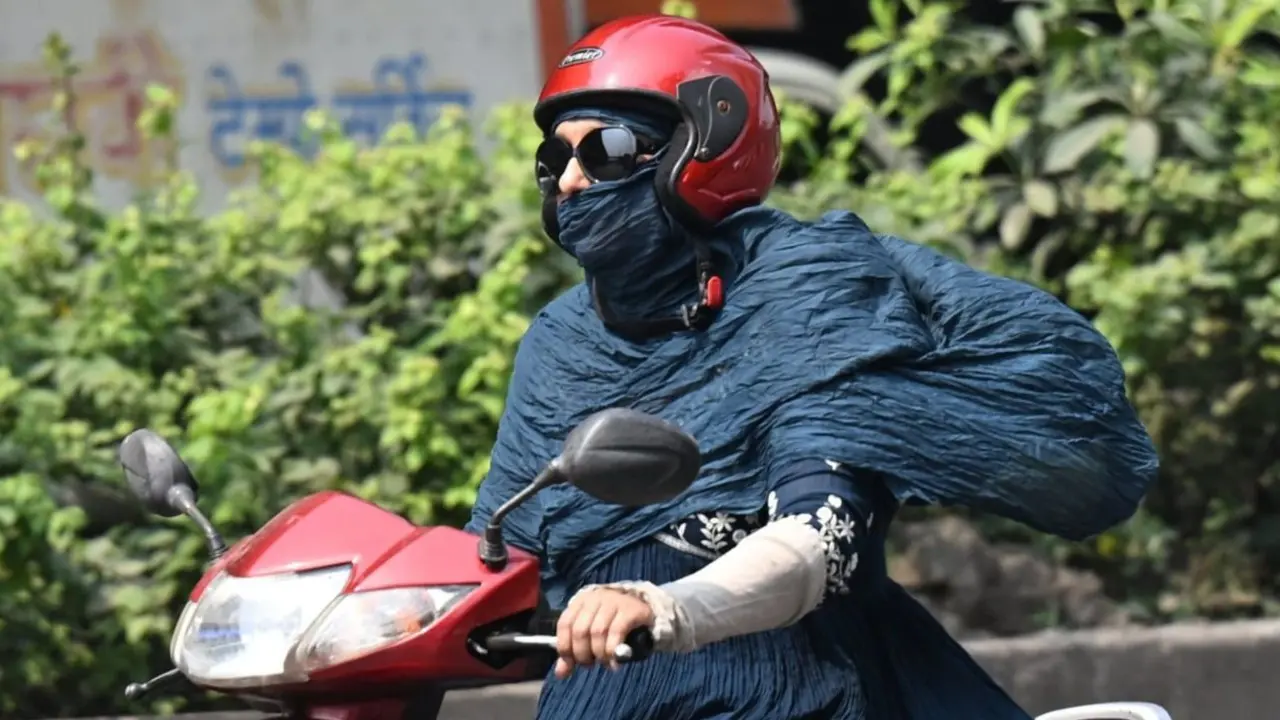 At 8.30 am on Sunday, relative humidity stood at 82 per cent in Colaba and 78 per cent in Santacruz. (PICS/ SATEJ SHINDE)