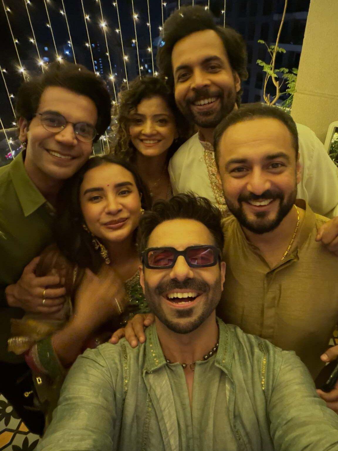 Among those in attendance were Karan Johar, Bhushan Kumar, Guneet Monga, Apoorva Mehta, Amar Kaushik, Sara Ali Khan, Akash Kaushik, Arjun Kapoor. Among those in attendance were Karan Johar, Bhushan Kumar, Guneet Monga, Apoorva Mehta, Amar Kaushik, Sara Ali Khan, Akash Kaushik, Arjun Kapoor.