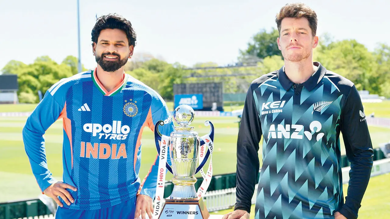 India skipper Shreyas Iyer and New Zealand captain Mitchell Santner with the T20I series trophy on Wednesday. Pic/AFP