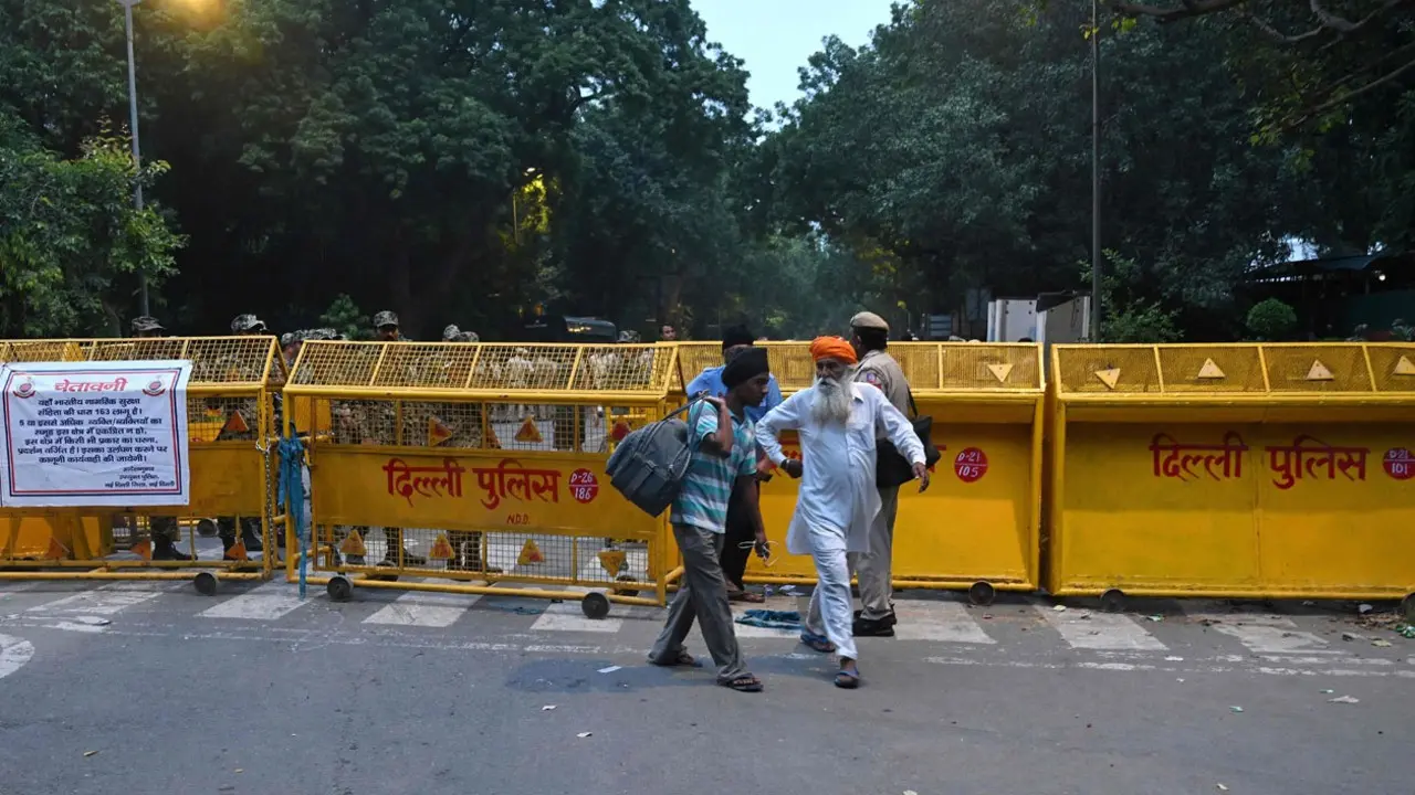 CJP's Jantar Mantar 2.0: Stringent traffic curbs at multiple points across Delhi Pedestrians walk away after Police personnel barricaded a street ahead of a protest by the youth-led Cockroach Janata Party (CJP) demanding the resignation of India’s Chief Election Commissioner over alleged "special intensive revision” (SIR) voter-roll irregularities, near Jantar Mantar in New Delhi. Pic/AFP
