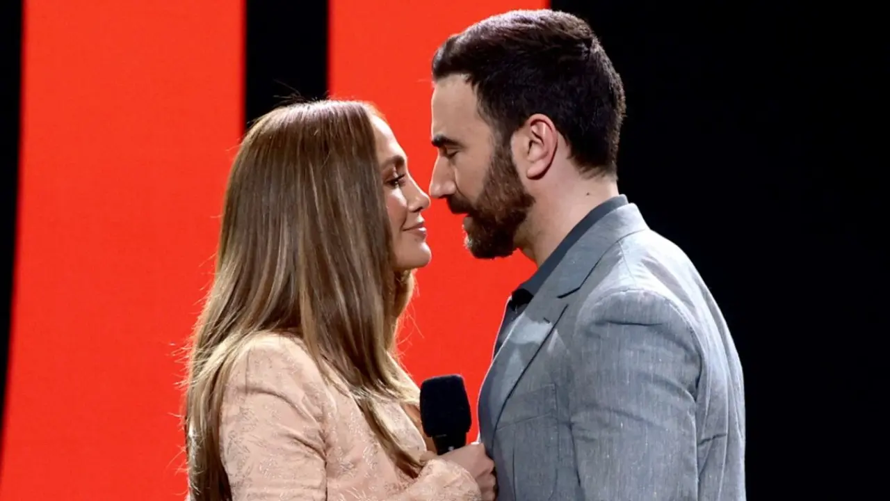 Jennifer Lopez, Brett Goldstein spark dating buzz months after denying romance rumours Jennifer Lopez and Brett Goldstein. Pic via AFP