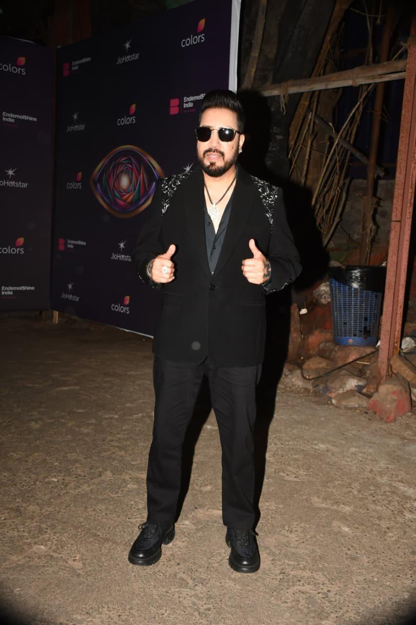 Popular Indian singer Mika Singh was spotted arriving at the Bigg Boss 20 sets, looking dapper in black suit Popular Indian singer Mika Singh was spotted arriving at the Bigg Boss 20 sets, looking dapper in black suit