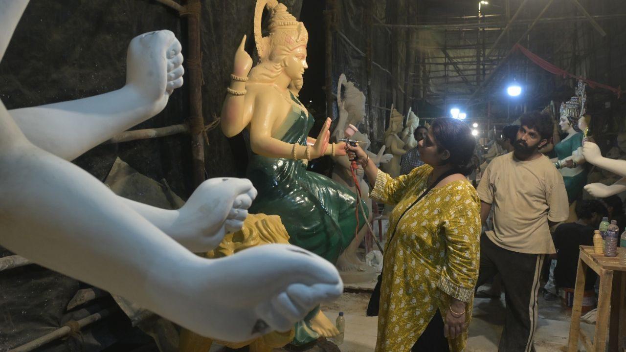 At the Vijay Khatu workshop in Byculla, the work continues under the guidance of his daughter, Reshma Khatu, who is carrying forward the family’s traditional idol-making legacy following the death of the renowned master sculptor At the Vijay Khatu workshop in Byculla, the work continues under the guidance of his daughter, Reshma Khatu, who is carrying forward the family’s traditional idol-making legacy following the death of the renowned master sculptor
