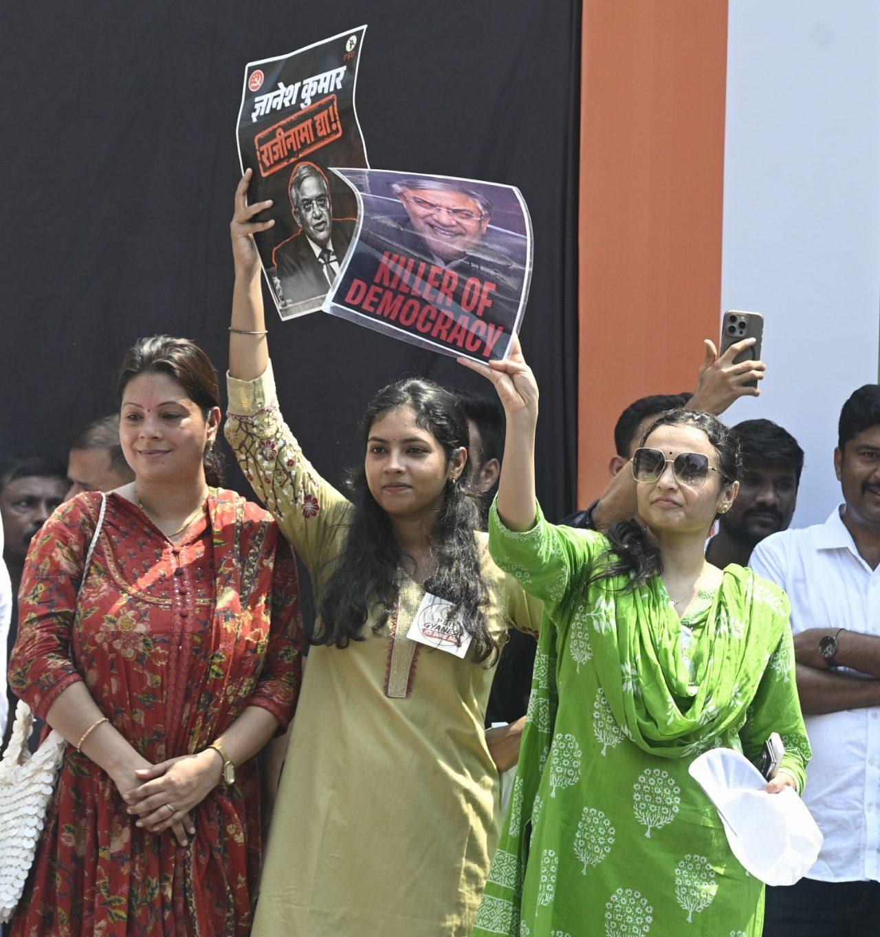 Workers and supporters of the MNS, Shiv Sena (UBT), NCP (SP), Congress and Peasants and Workers Party of India participated in the march