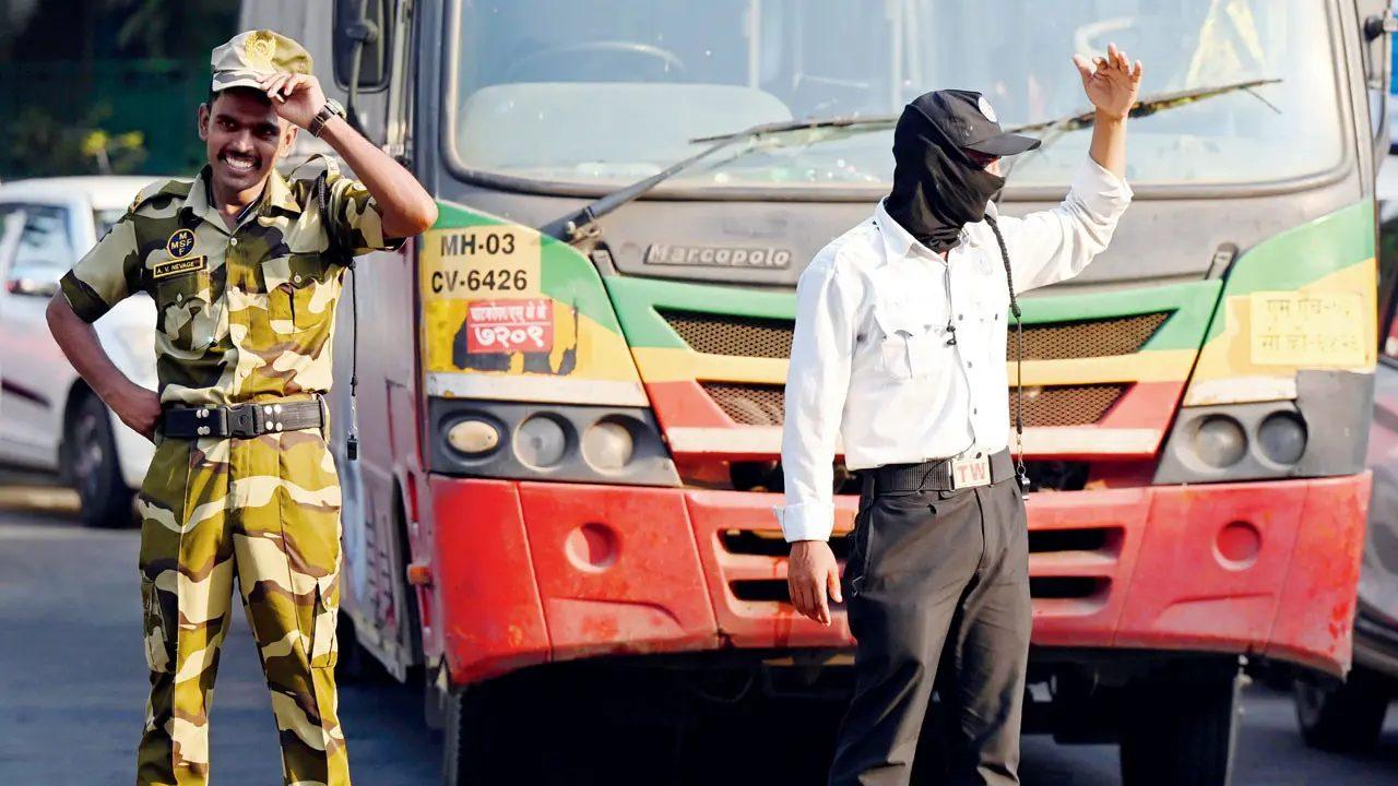 A traffic police officer performs duty in Dadar amid the heat- The city’s soaring temperatures added to the challenge for people working outdoors, including traffic personnel managing vehicles under the afternoon sun A traffic police officer performs duty in Dadar amid the heat- The city’s soaring temperatures added to the challenge for people working outdoors, including traffic personnel managing vehicles under the afternoon sun