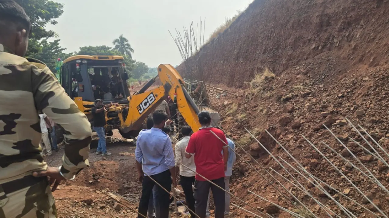 Worker killed, another injured after soil heap collapses at Pune-Solapur Highway The injured worker was pulled out and rushed to the Indapur Sub-District Hospital. Pic/Special Arrangement