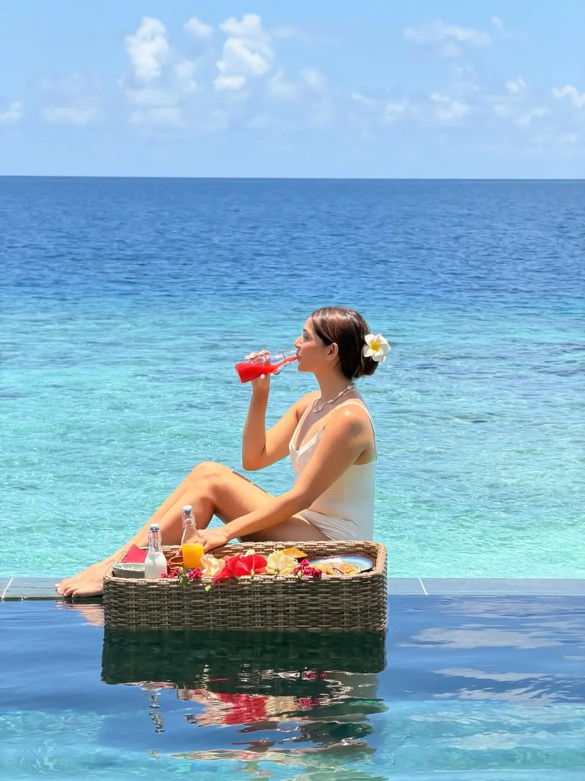 Juhi was seen enjoying floating breakfast, sipping on healthy juice while enjoying the gorgeous view. Juhi was seen enjoying floating breakfast, sipping on healthy juice while enjoying the gorgeous view.