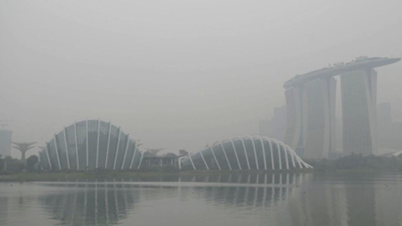 IN PHOTOS: Indonesia fires result in thick toxic haze over Singapore The Flower Dome, Cloud Forest and Marina Bay Sands are seen shrouded in toxic haze in Singapore on Thursday. PIC/AFP
