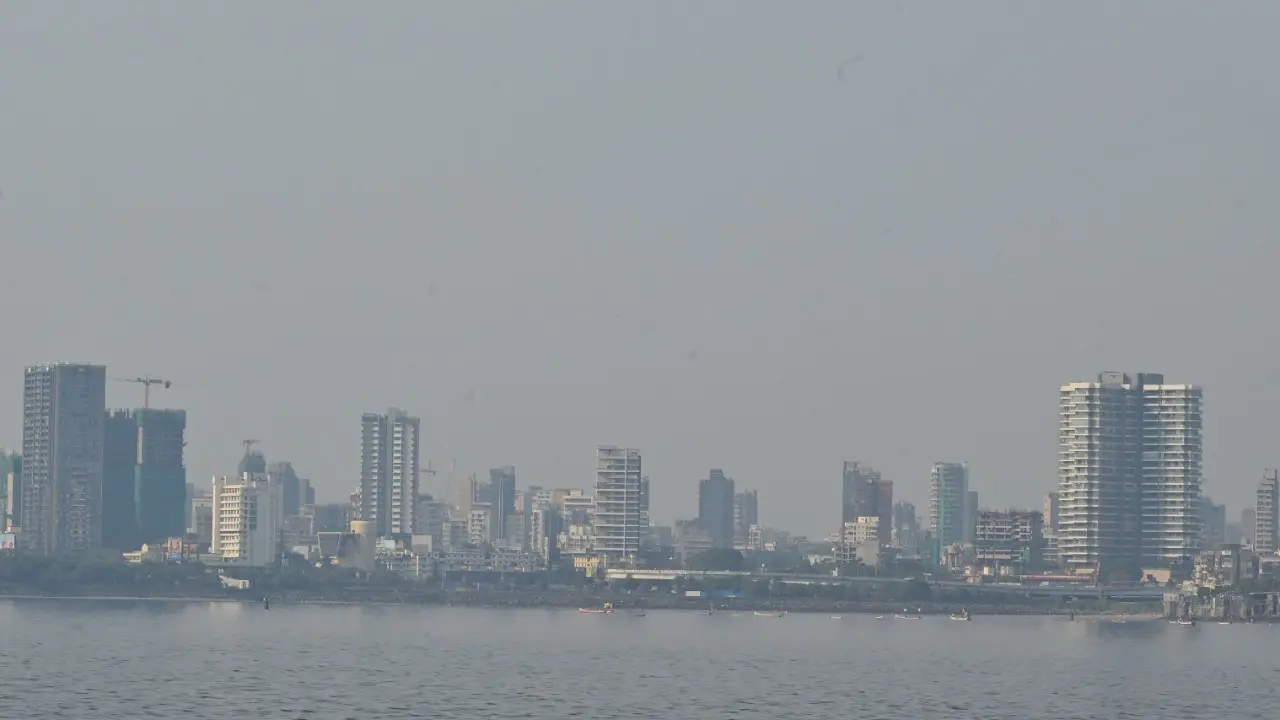 IN PHOTOS: Haze covers parts of Mumbai skyline The hazy conditions were visible o Sunday evening in parts of the city. Pics/Shadab Khan