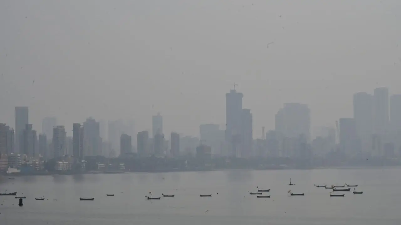 Mumbai LIVE: City sees smog as AQI stands at 103 in moderate category The hazy conditions were visible across parts of the city, raising concerns over air quality as Mumbai continues to experience fluctuations in pollution levels. PIC/ SHADAB KHAN
