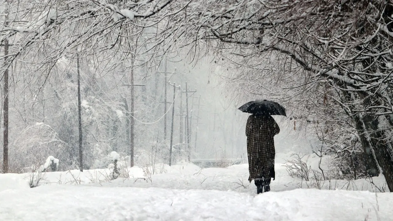Cyclone Arnab triggers heavy snowfall in Nepal, stranding hundreds of trekkers Cyclone Arnab has brought heavy snowfall and rain. Representation pic