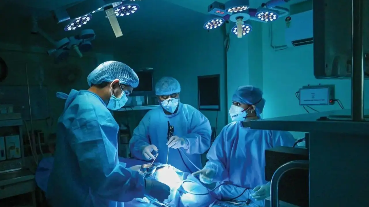 I medici di Mumbai danno nuova vita a una signora anziana costretta su sedia a rotelle da 3 anni