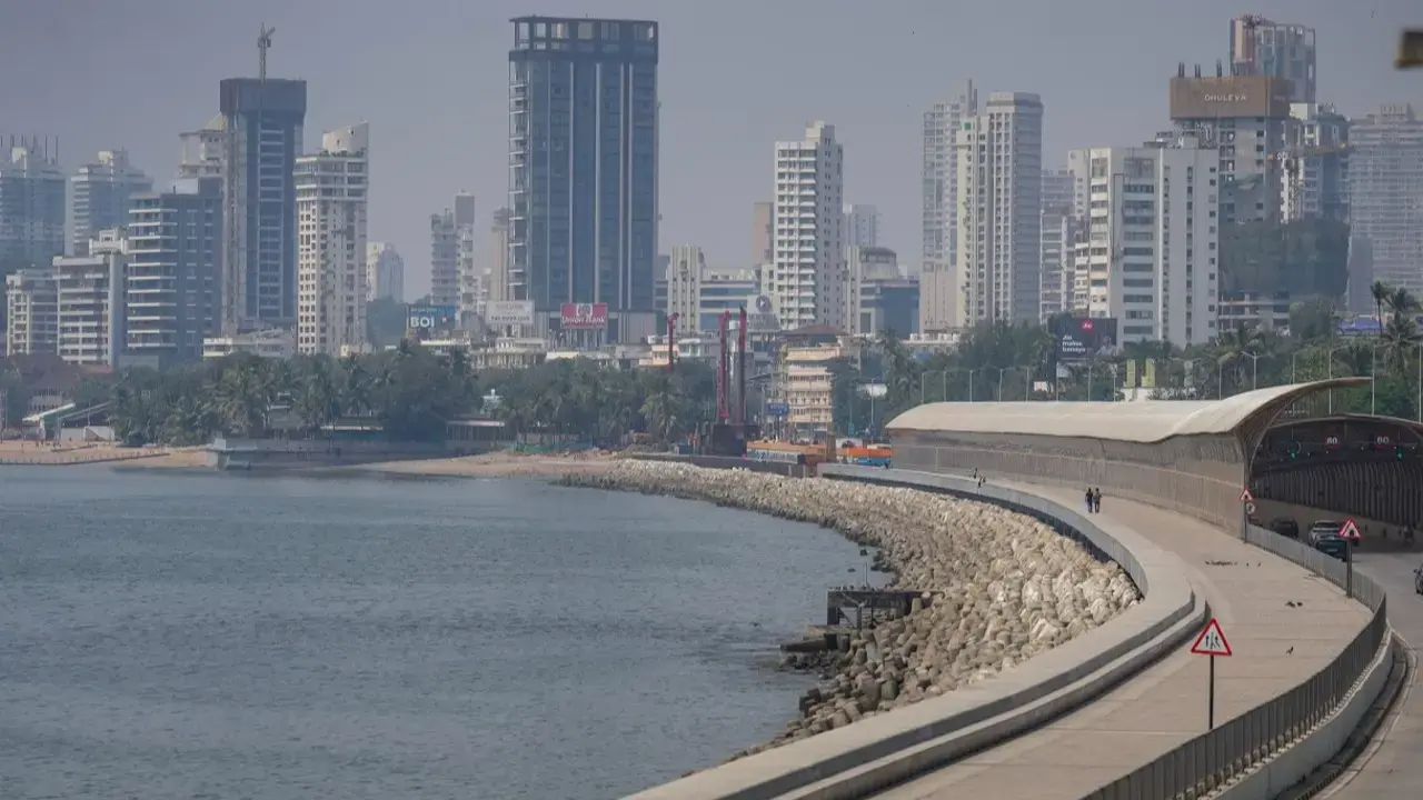 Mumbai LIVE: Dry conditions forecast, temperatures near 35 deg C Representational image. File pic