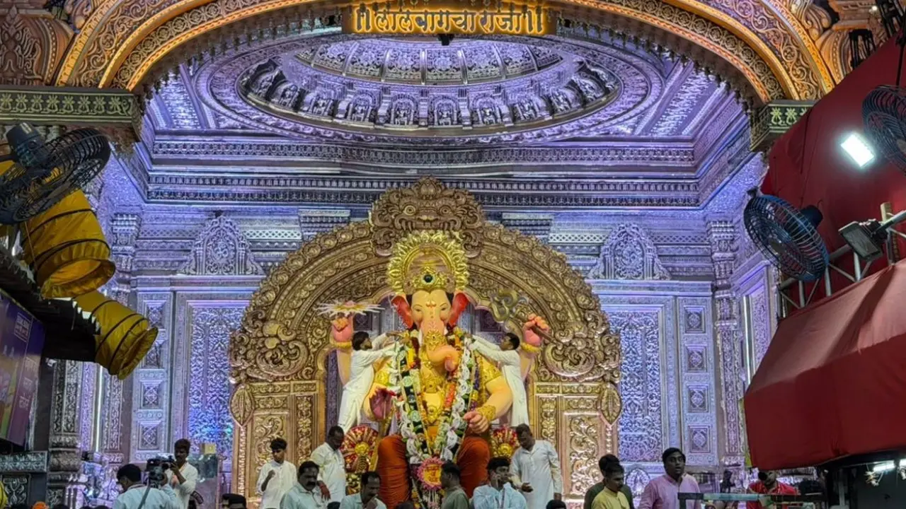 Devotees in large numbers were seen visiting Lalbaug on the fourth day of Ganeshotsav 2026. (Pics/Tarun Verma)