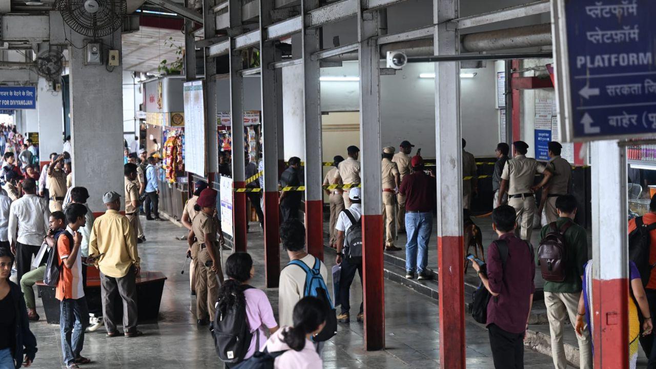 IN PHOTOS: Borivali Railway Station hosts drill to thwart security threats The exercise was conducted to assess coordination and preparedness among security agencies in handling a potential security threat at a busy railway station during the festival period. (PIC/ SATEJ SHINDE)