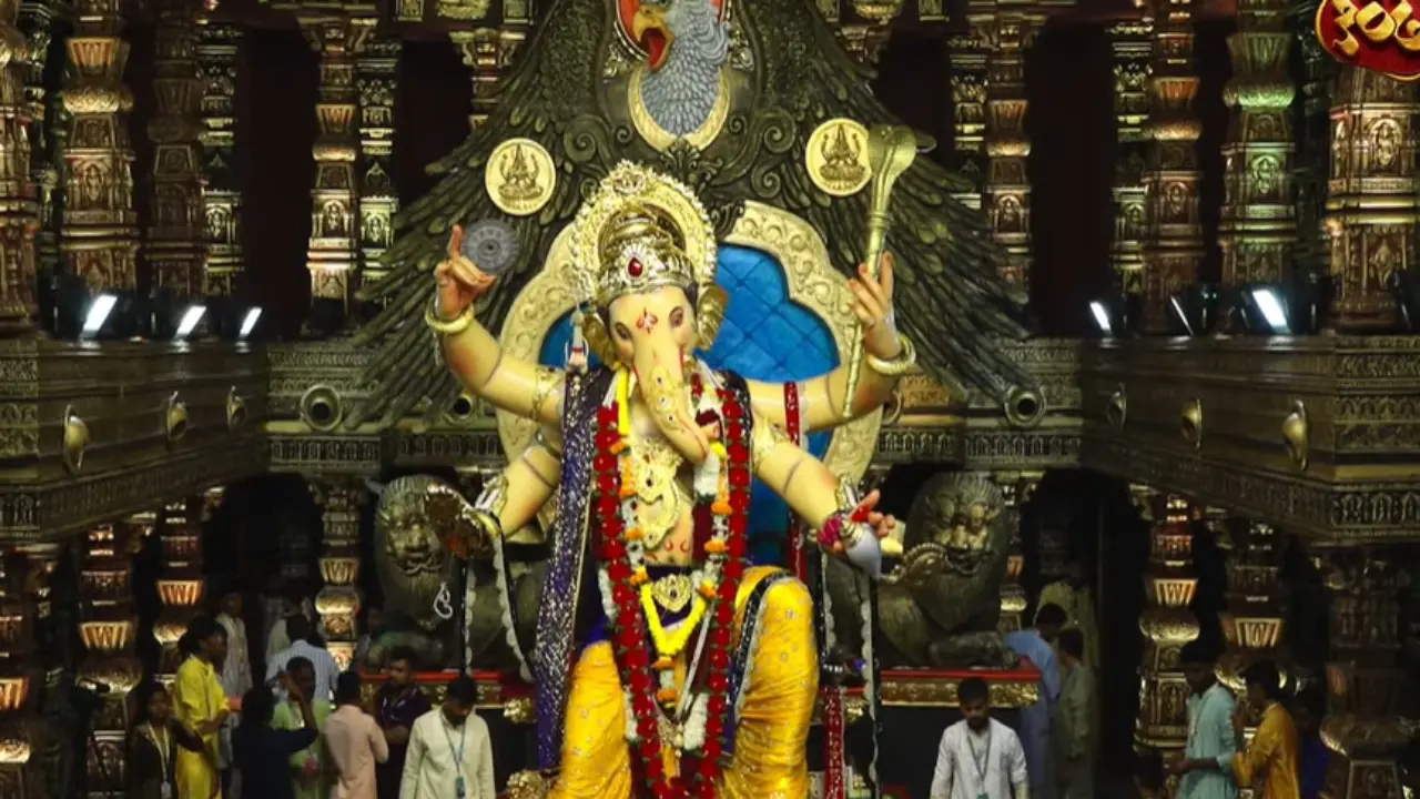 Ganeshotsav 2026: Mumbai's Chinchpokli sees heavy rush on Day 1 Mumbai's iconic Chinchpokli seeing a heavy rush of devotees on Monday. PIC/YouTube screengrab